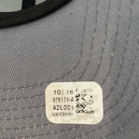 Adidas SnapBack - Picture 2 of 3